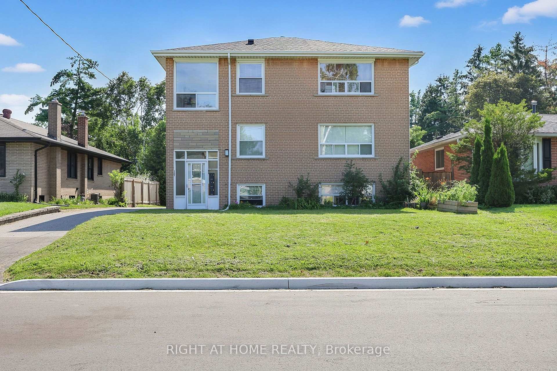 Photo 3 of 137 Vancouver Street, Barrie, Codrington — HOMEH