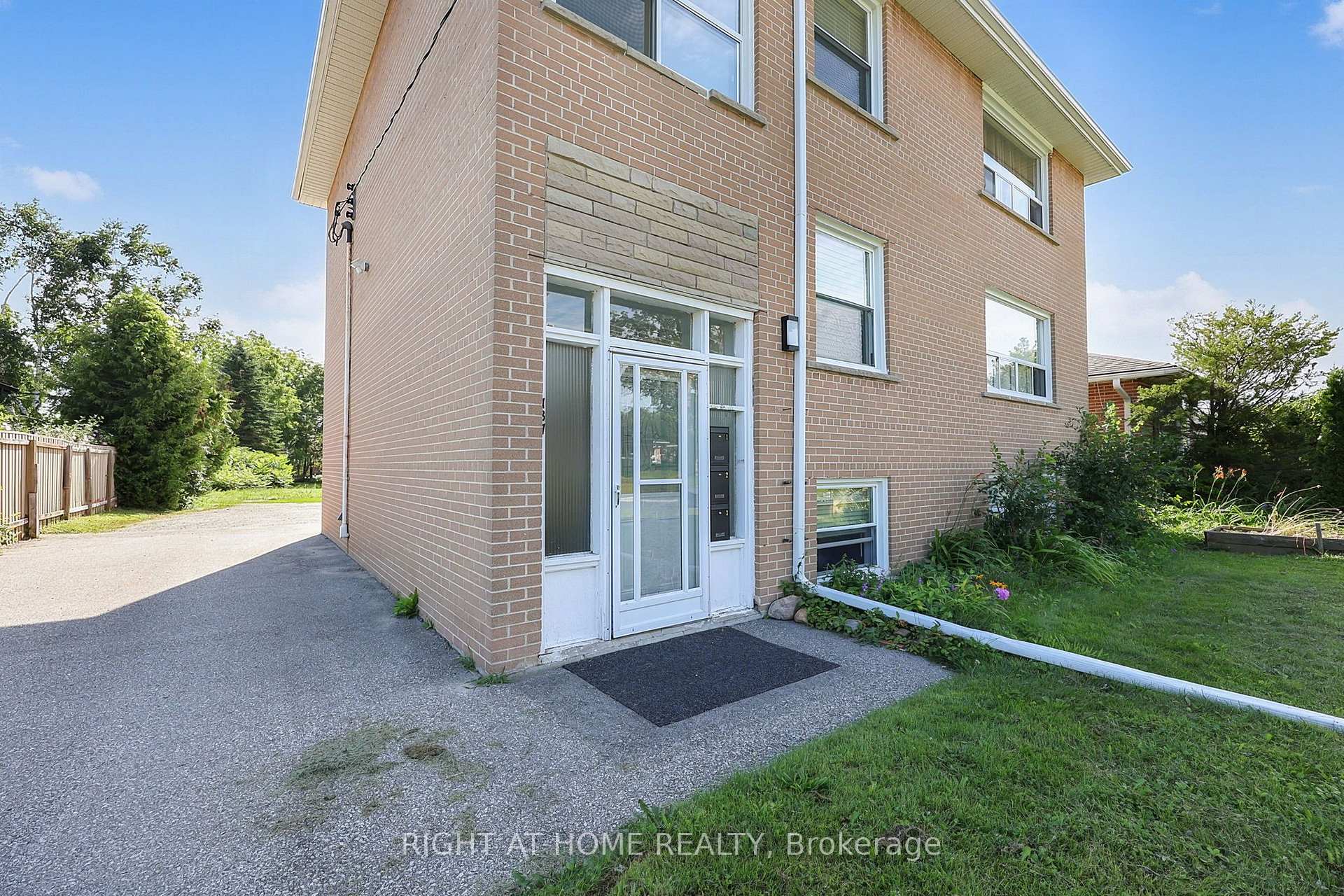 Photo 4 of 137 Vancouver Street, Barrie, Codrington — HOMEH