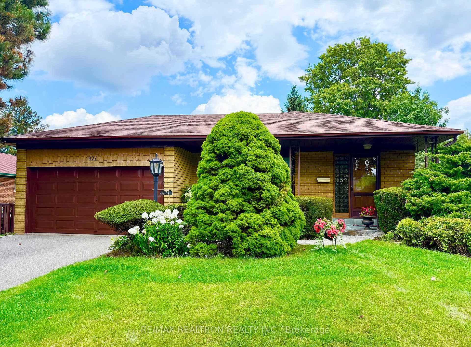 Photo 1 of 421 Brimorton Drive, Scarborough, Woburn — HOMEH
