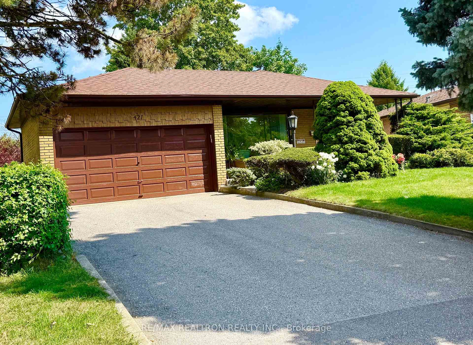Photo 2 of 421 Brimorton Drive, Scarborough, Woburn — HOMEH