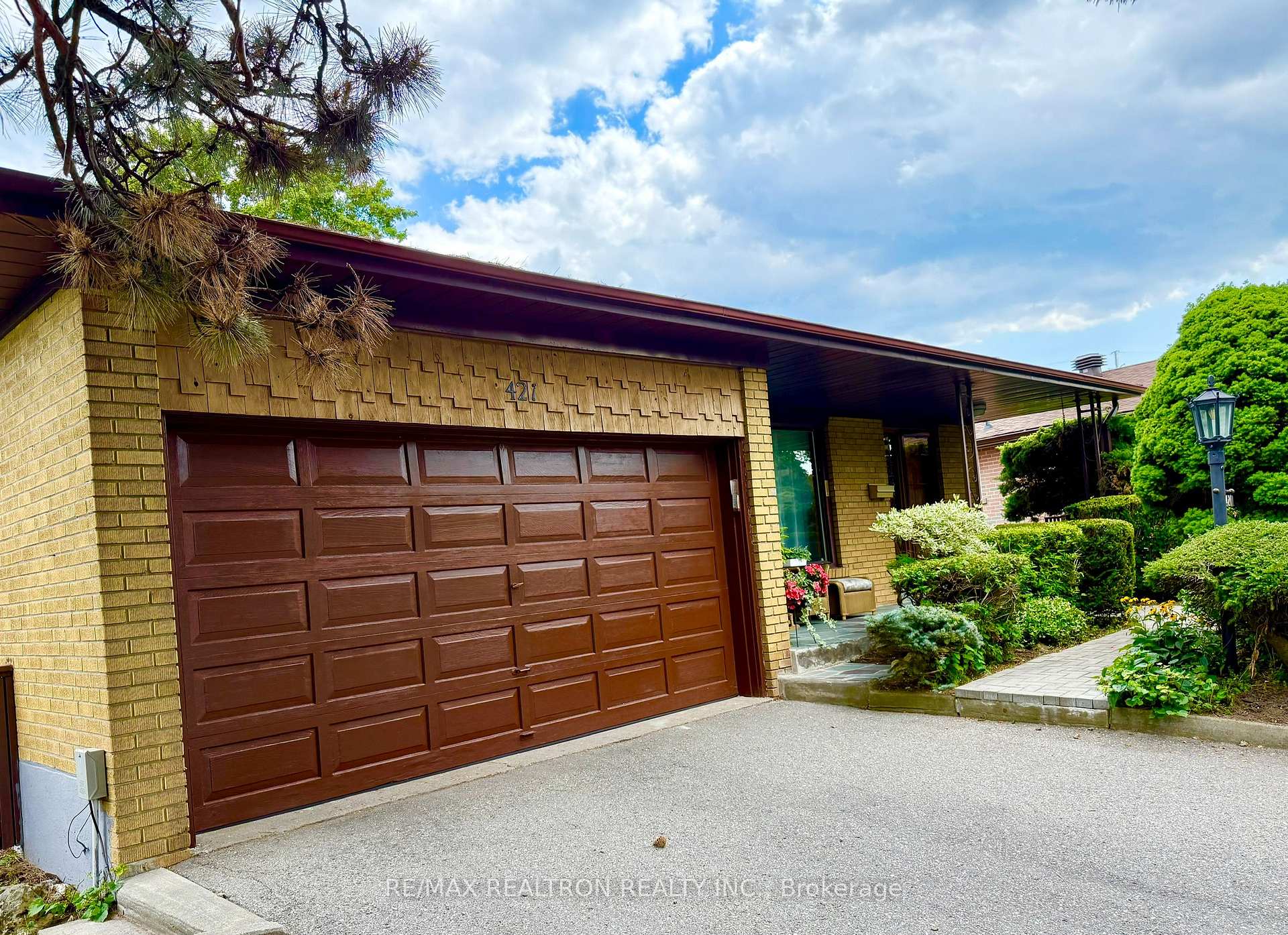 Photo 3 of 421 Brimorton Drive, Scarborough, Woburn — HOMEH