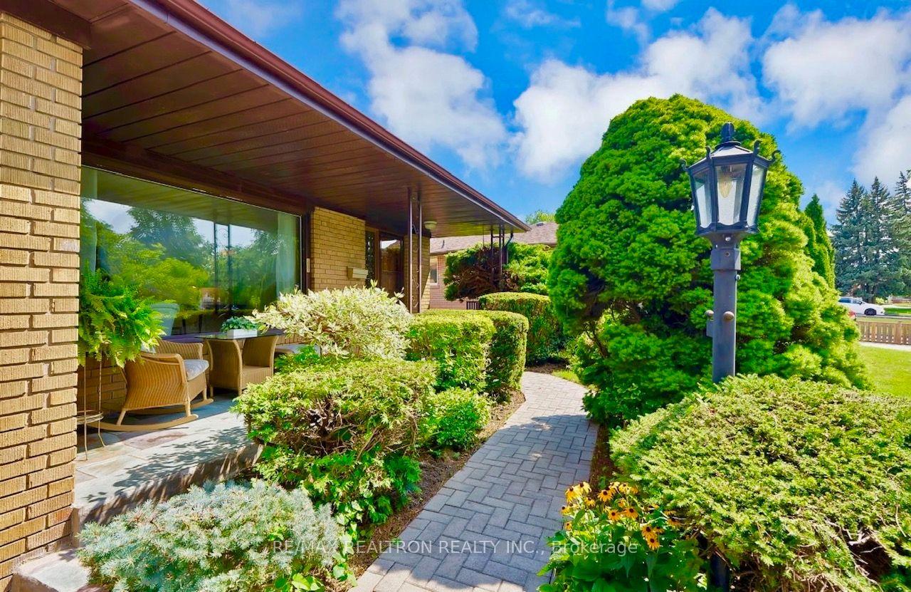 Photo 6 of 421 Brimorton Drive, Scarborough, Woburn — HOMEH