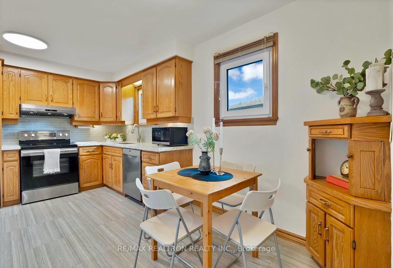 Photo 16 of 421 Brimorton Drive, Scarborough, Woburn — HOMEH