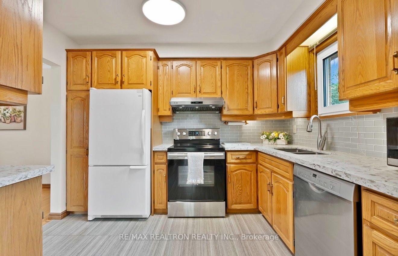 Photo 18 of 421 Brimorton Drive, Scarborough, Woburn — HOMEH