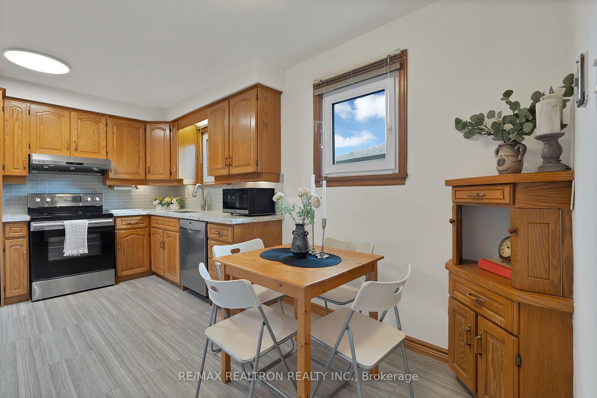 Photo 19 of 421 Brimorton Drive, Scarborough, Woburn — HOMEH