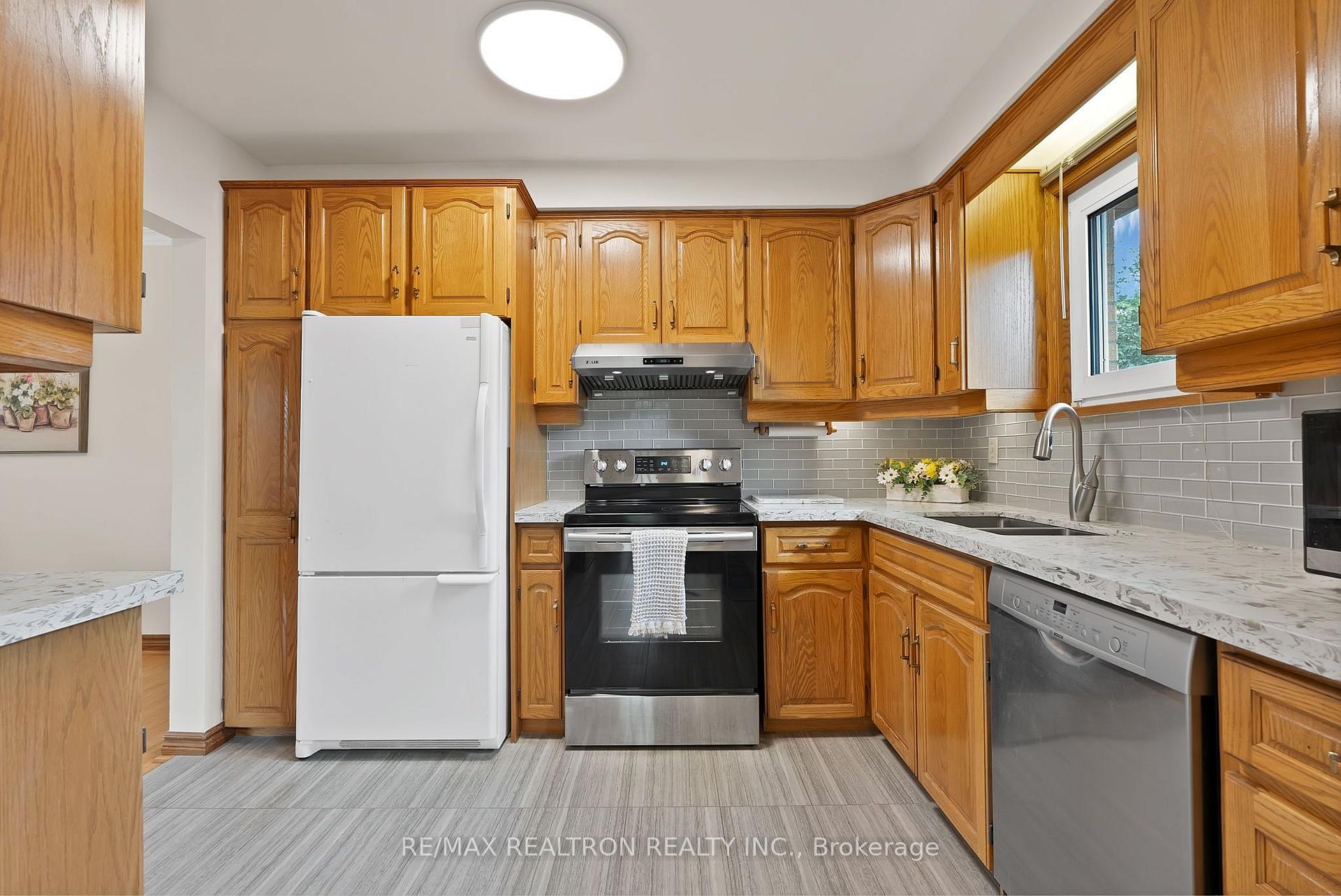 Photo 21 of 421 Brimorton Drive, Scarborough, Woburn — HOMEH