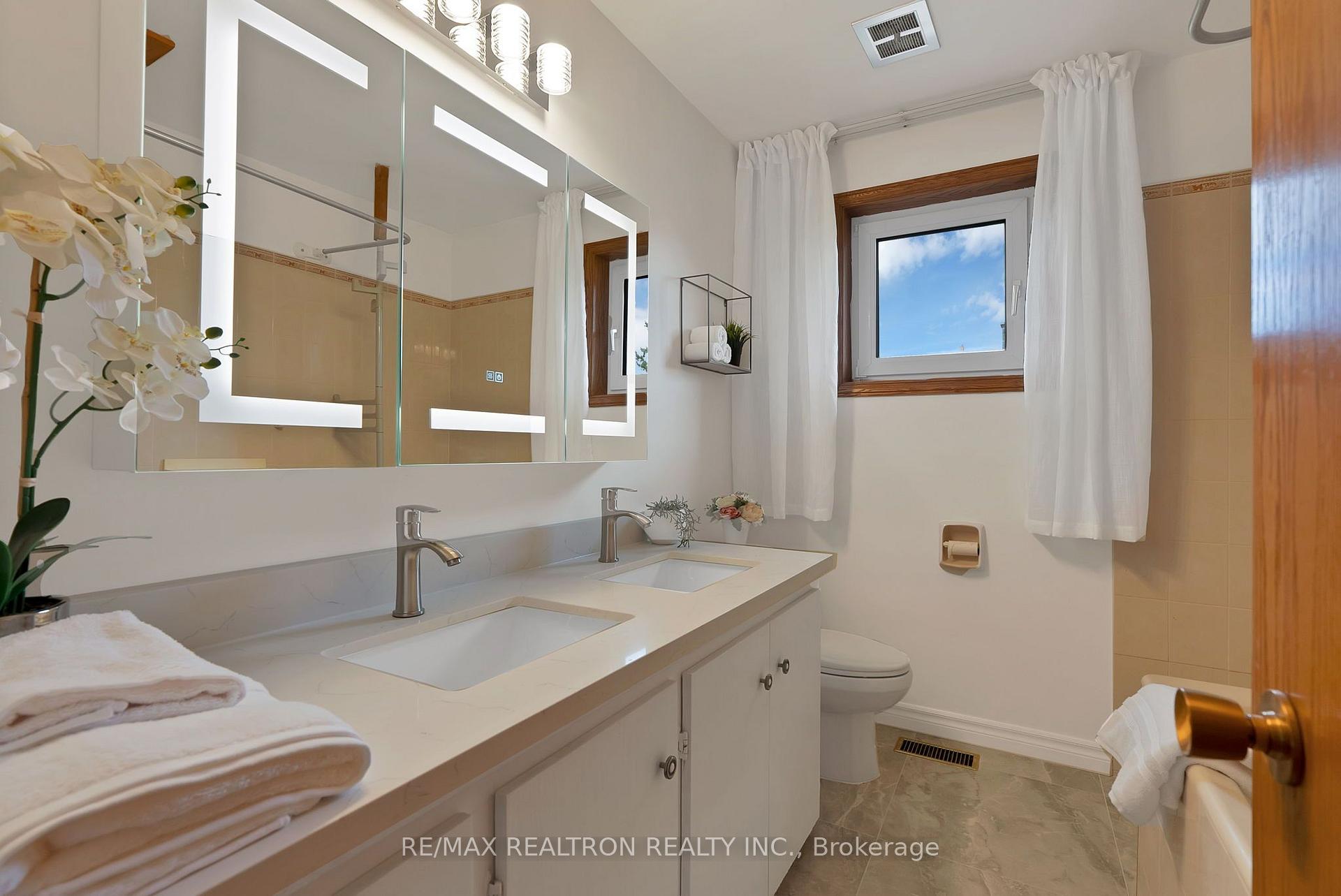 Photo 33 of 421 Brimorton Drive, Scarborough, Woburn — HOMEH