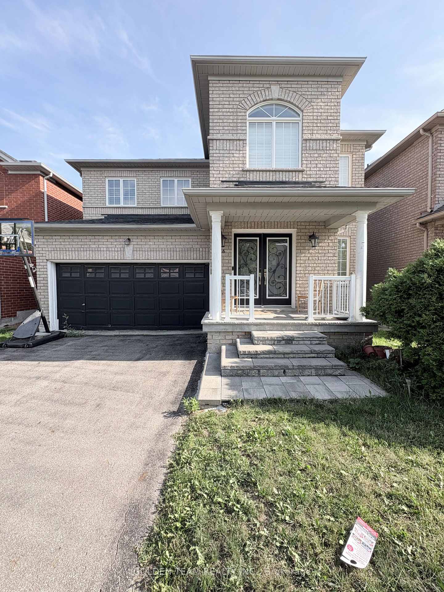 Front of 316 Royal Appian Crescent N