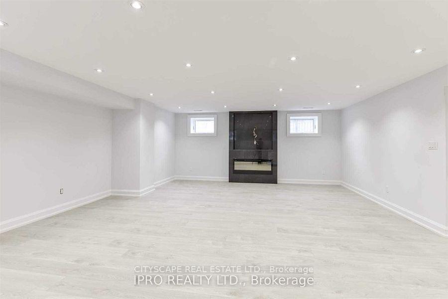 Photo 17 of 9 Donnybrook Lane, Etobicoke, Kingsway South — HOMEH