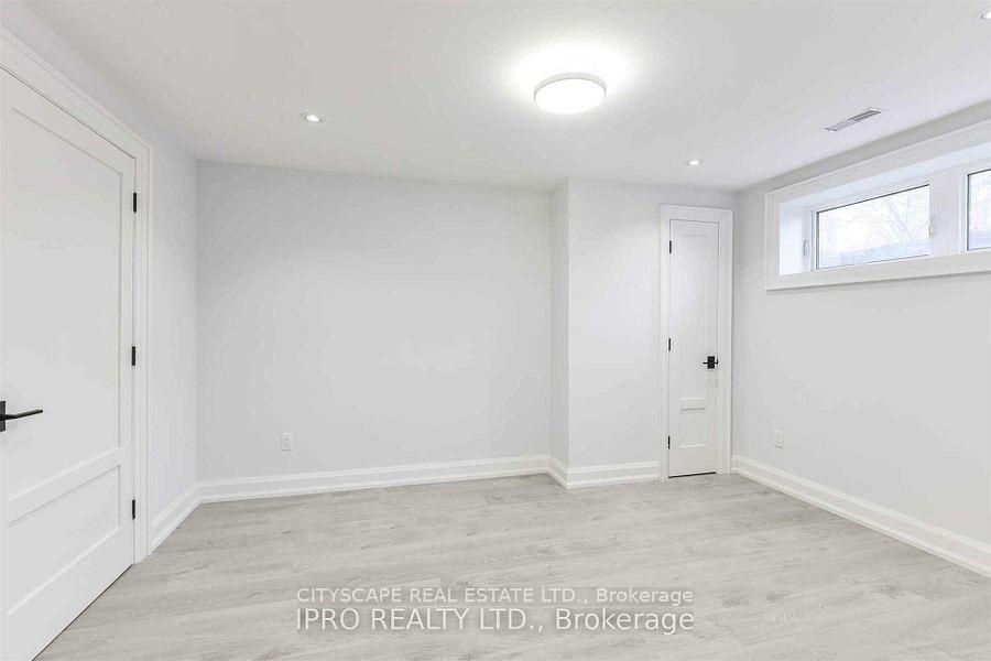 Photo 18 of 9 Donnybrook Lane, Etobicoke, Kingsway South — HOMEH