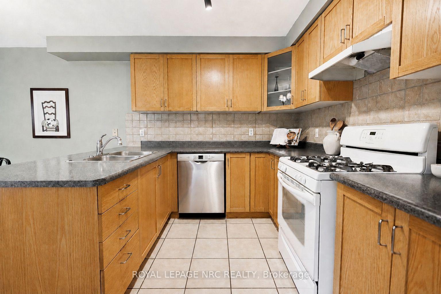 Photo 2 of 111 Cole Crescent, Niagara-on-the-Lake, Glendale — HOMEH