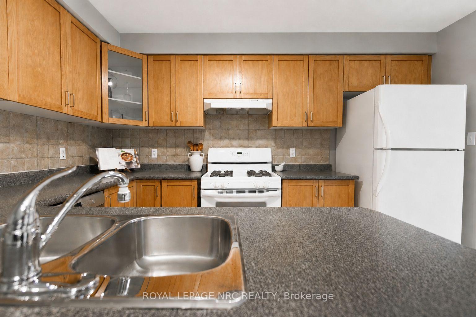 Photo 3 of 111 Cole Crescent, Niagara-on-the-Lake, Glendale — HOMEH