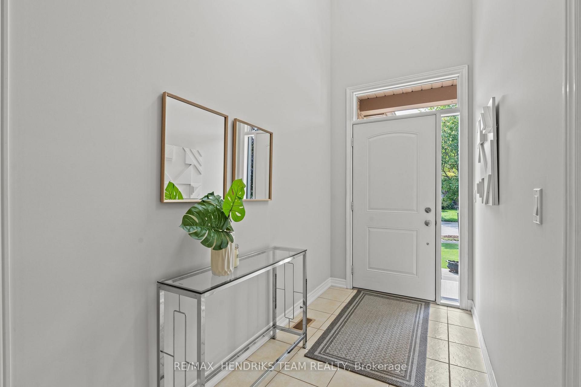 Photo 4 of 58 Videl Crescent N, St. Catharines, Grapeview — HOMEH