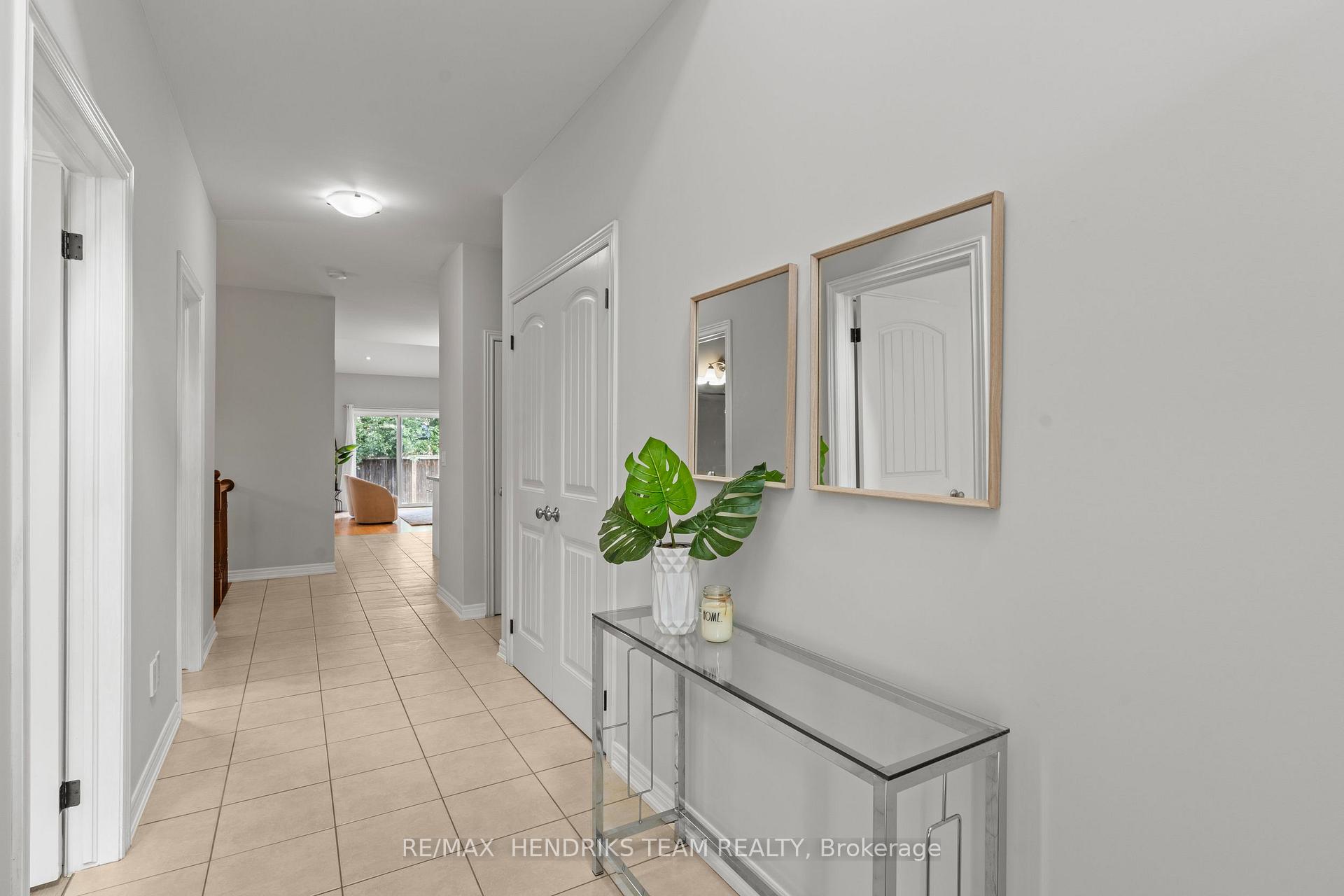 Photo 5 of 58 Videl Crescent N, St. Catharines, Grapeview — HOMEH