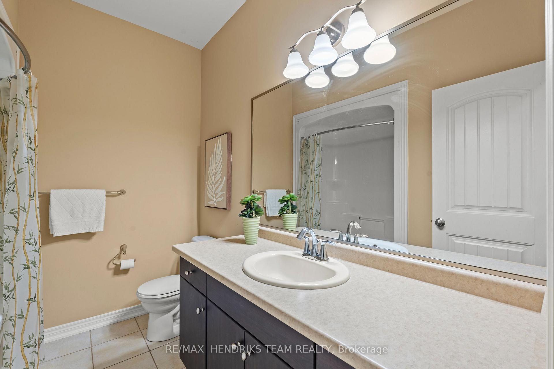 Photo 9 of 58 Videl Crescent N, St. Catharines, Grapeview — HOMEH