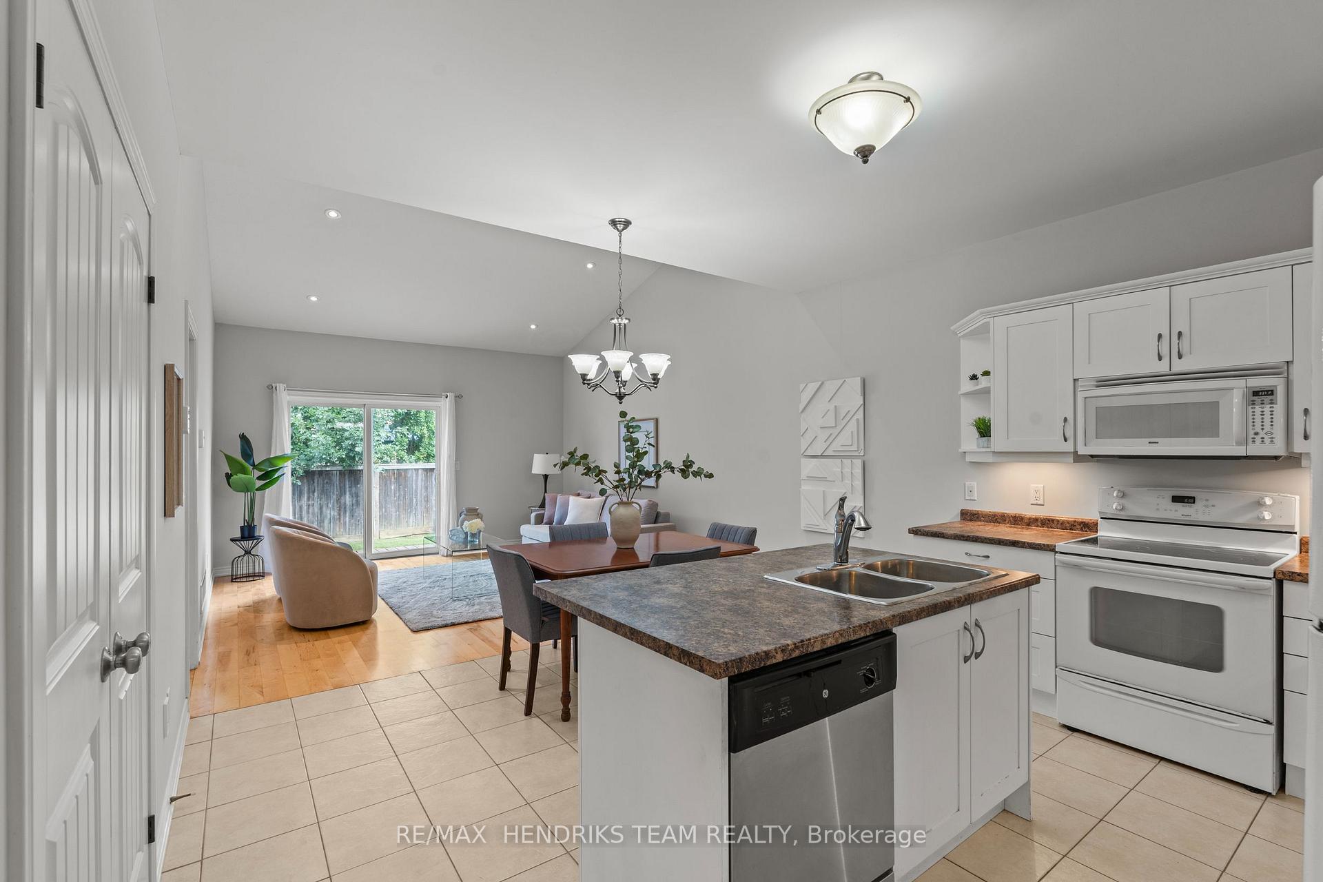 Photo 10 of 58 Videl Crescent N, St. Catharines, Grapeview — HOMEH