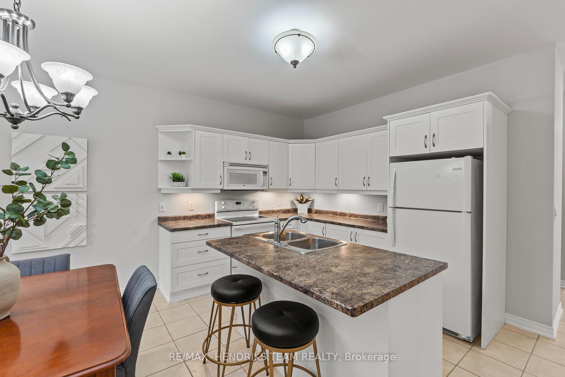Photo 11 of 58 Videl Crescent N, St. Catharines, Grapeview — HOMEH