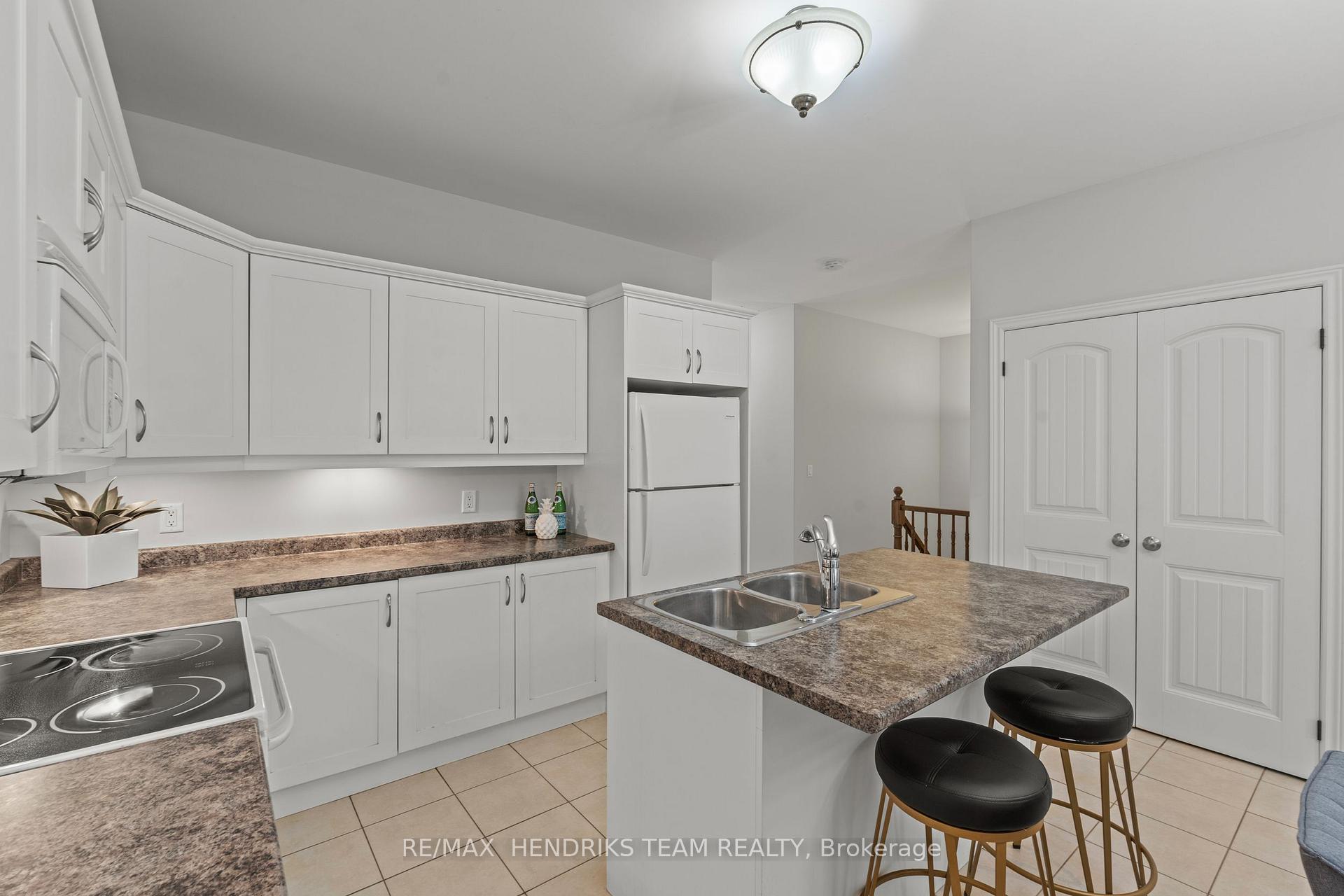 Photo 12 of 58 Videl Crescent N, St. Catharines, Grapeview — HOMEH