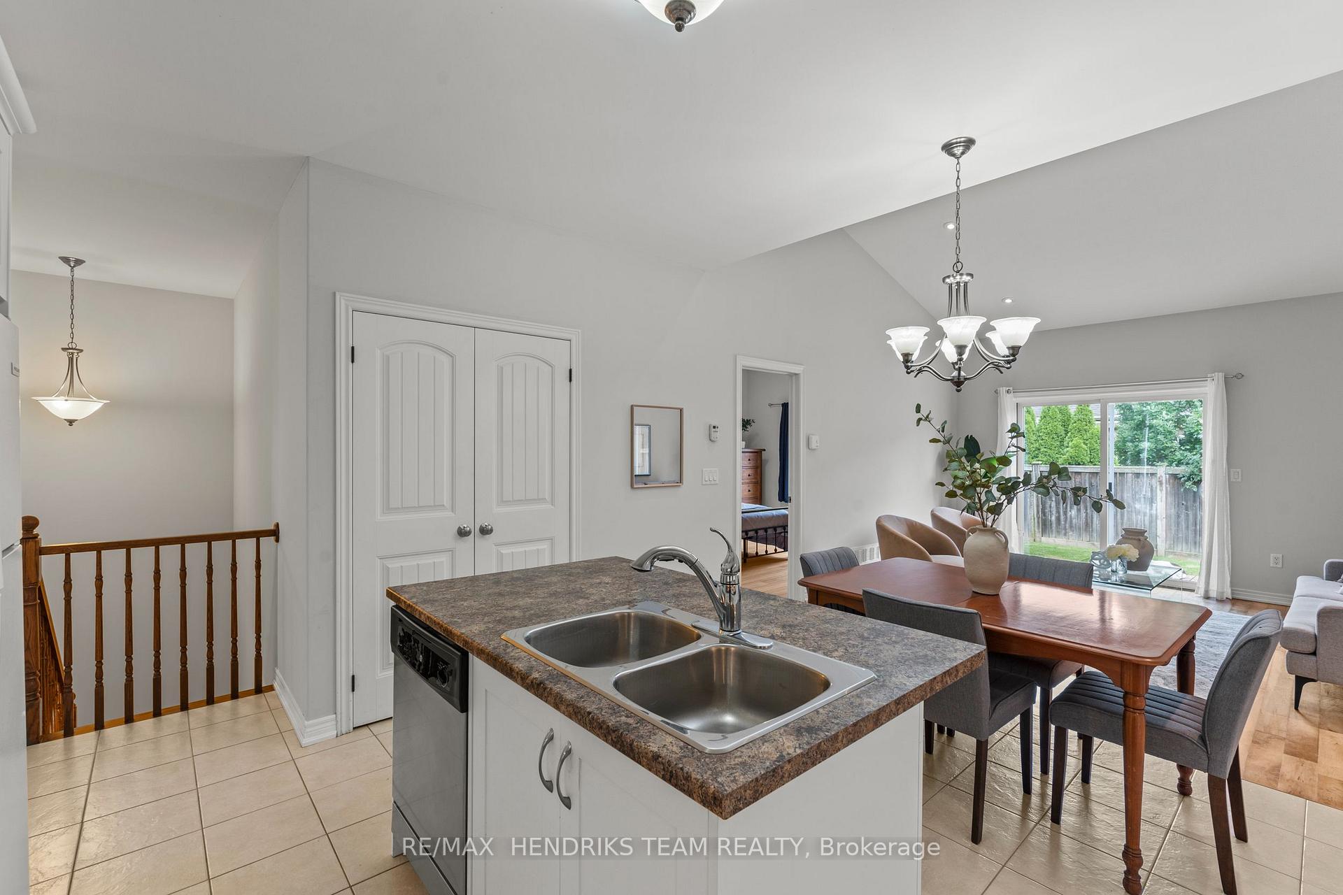 Photo 13 of 58 Videl Crescent N, St. Catharines, Grapeview — HOMEH