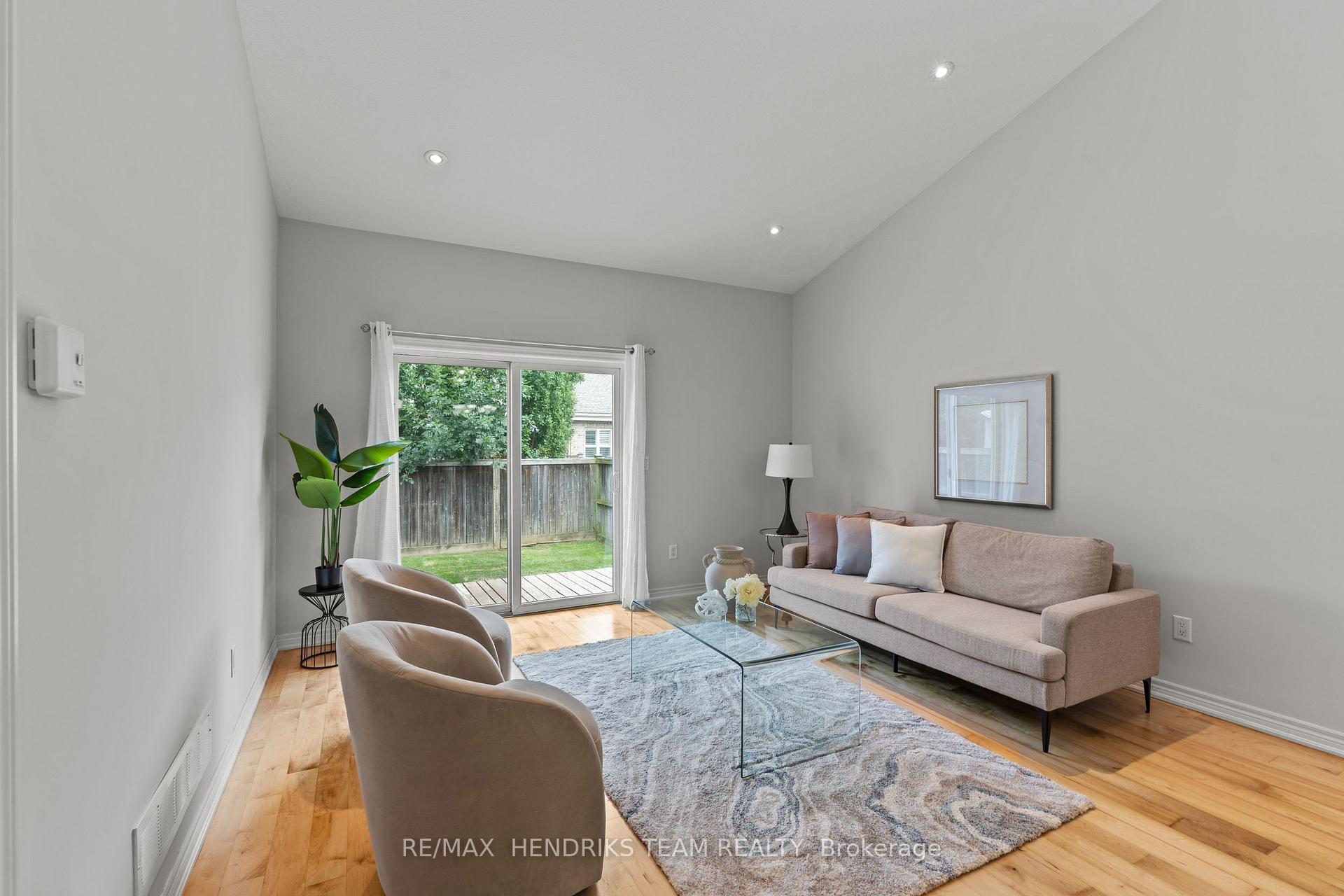 Photo 17 of 58 Videl Crescent N, St. Catharines, Grapeview — HOMEH