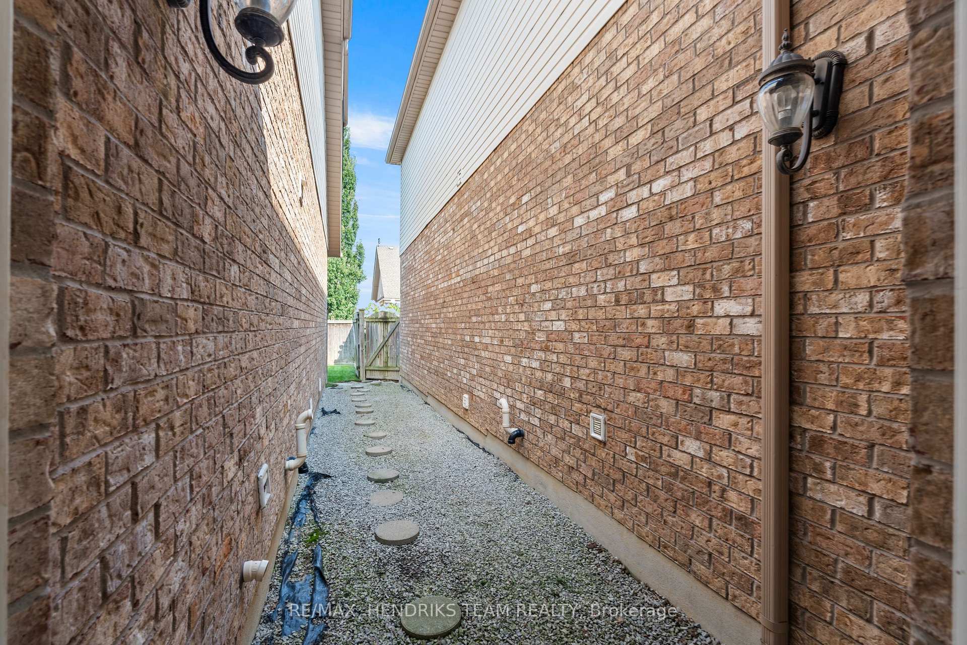 Photo 32 of 58 Videl Crescent N, St. Catharines, Grapeview — HOMEH