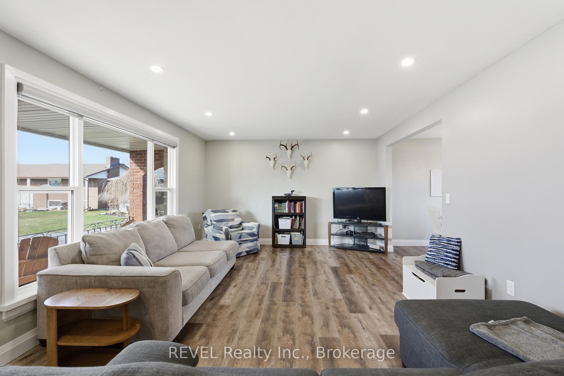 Photo 12 of 21 Lena Crescent, Port Colborne, Sugarloaf — HOMEH