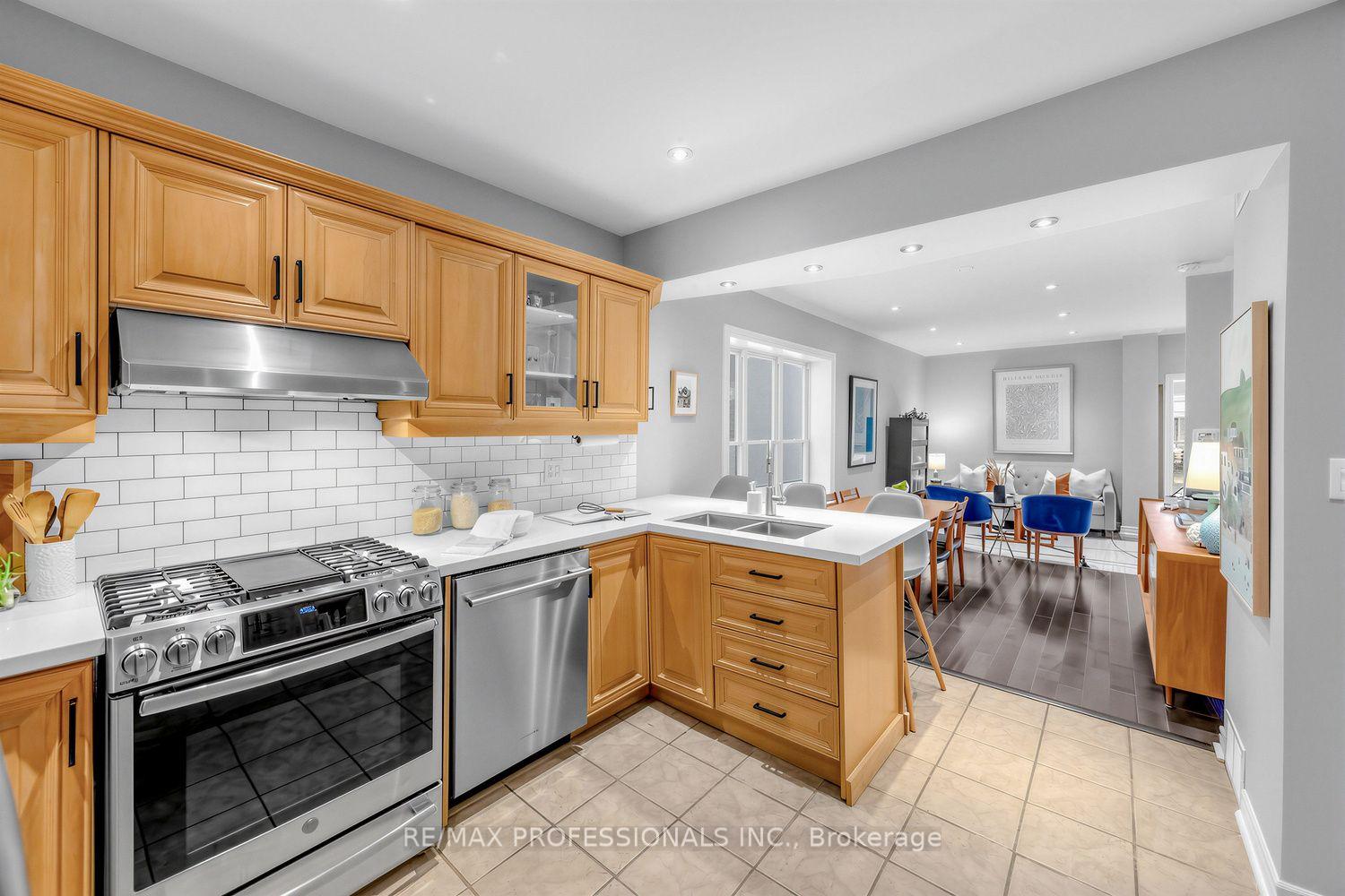 Photo 4 of 3 Blakley Avenue, Toronto, Rockcliffe-Smythe — HOMEH
