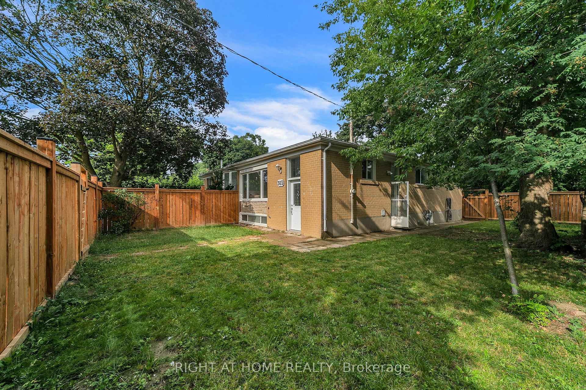 Photo 2 of 303 Blue Grass Boulevard, Richmond Hill, Crosby — HOMEH