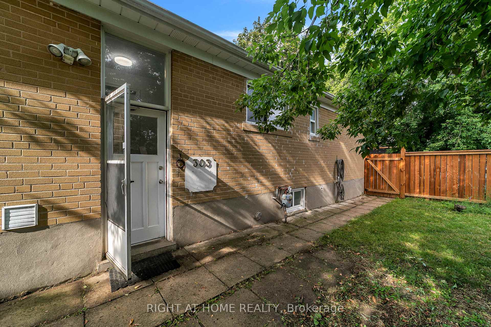 Photo 3 of 303 Blue Grass Boulevard, Richmond Hill, Crosby — HOMEH