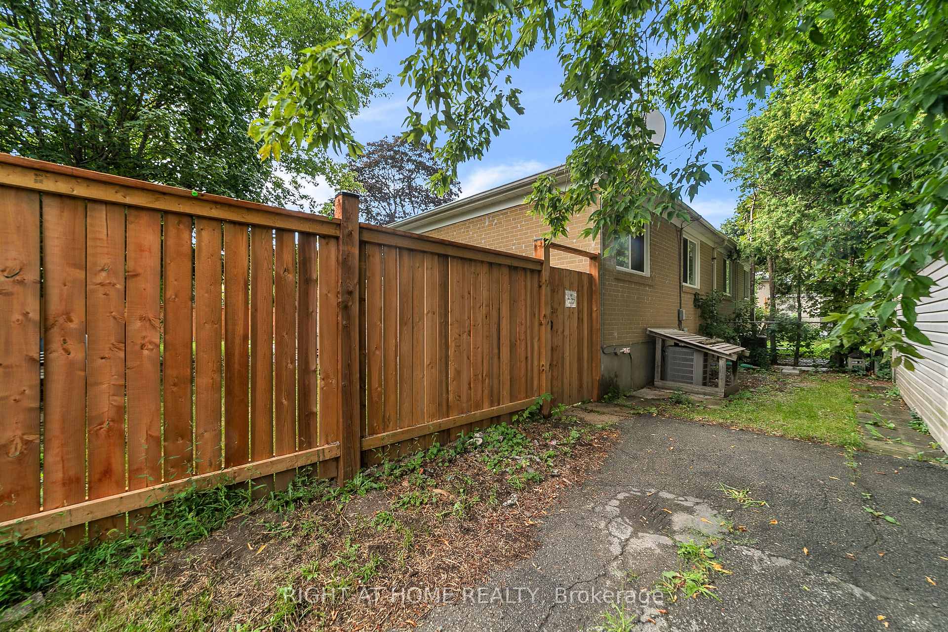 Photo 4 of 303 Blue Grass Boulevard, Richmond Hill, Crosby — HOMEH