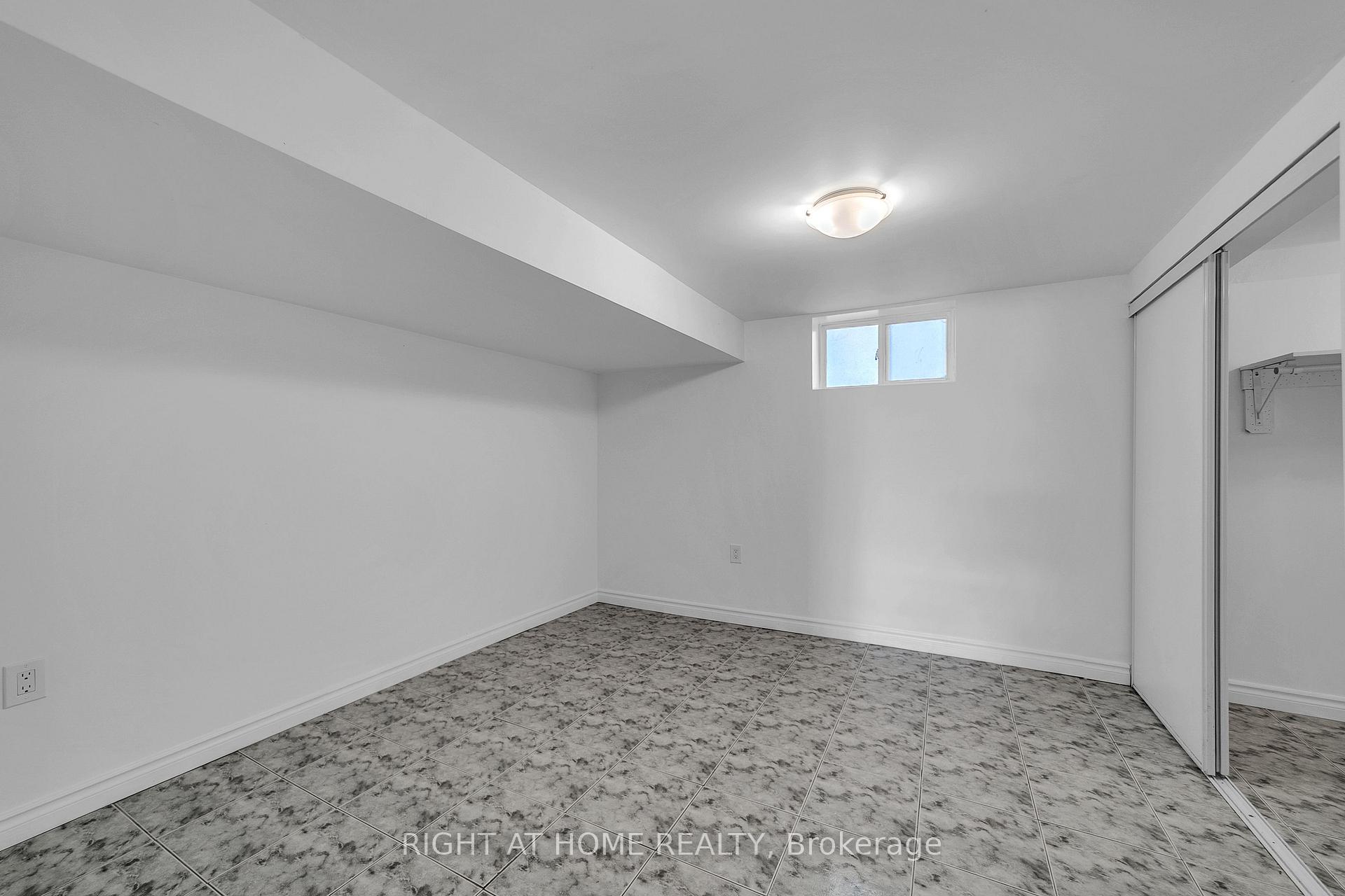 Photo 5 of 303 Blue Grass Boulevard, Richmond Hill, Crosby — HOMEH