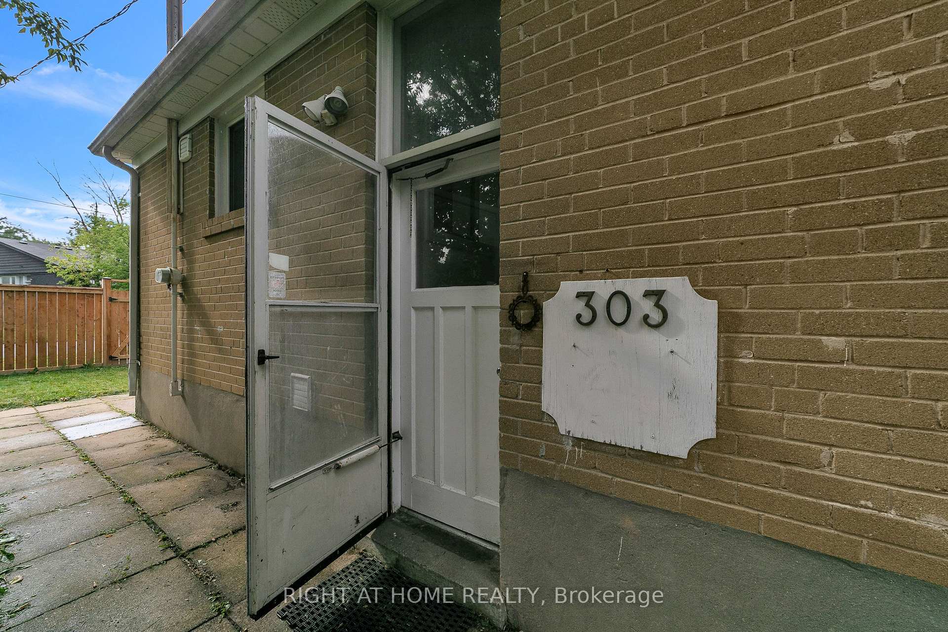 Photo 6 of 303 Blue Grass Boulevard, Richmond Hill, Crosby — HOMEH