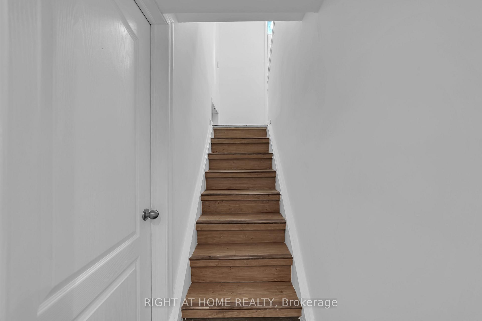 Photo 7 of 303 Blue Grass Boulevard, Richmond Hill, Crosby — HOMEH