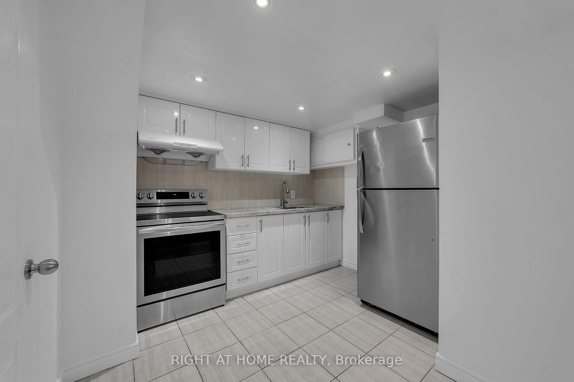 Photo 9 of 303 Blue Grass Boulevard, Richmond Hill, Crosby — HOMEH