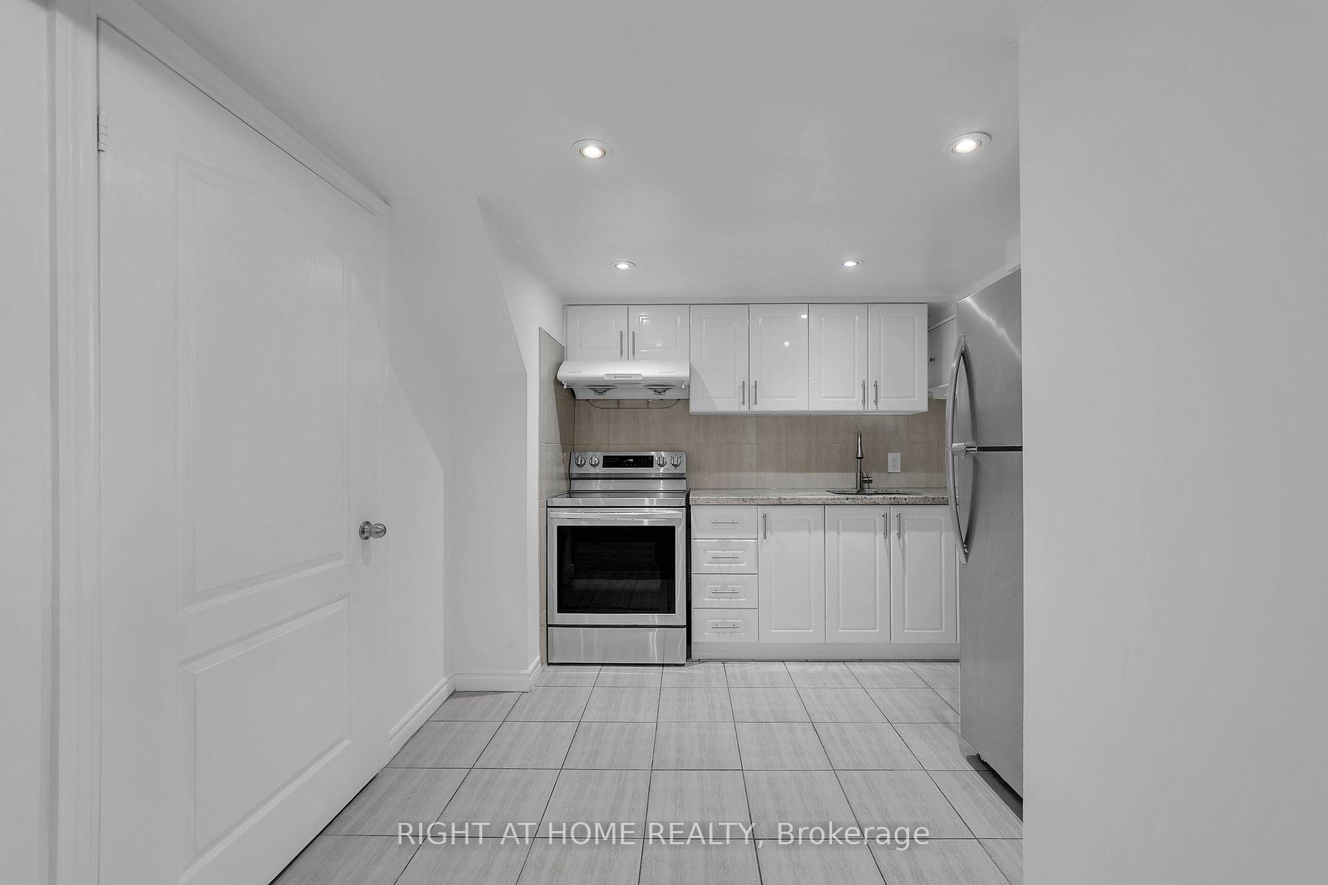 Photo 10 of 303 Blue Grass Boulevard, Richmond Hill, Crosby — HOMEH