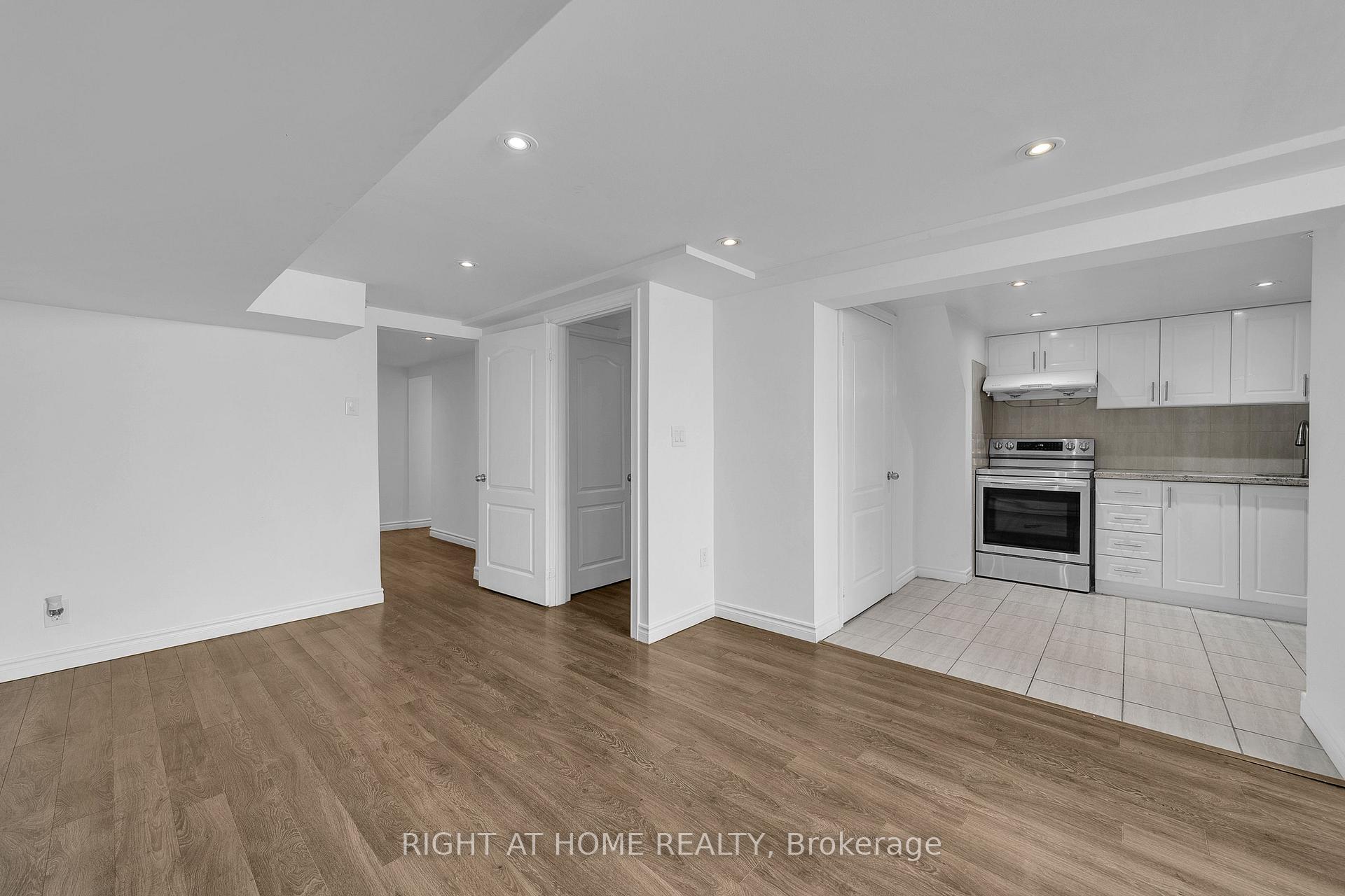 Photo 16 of 303 Blue Grass Boulevard, Richmond Hill, Crosby — HOMEH