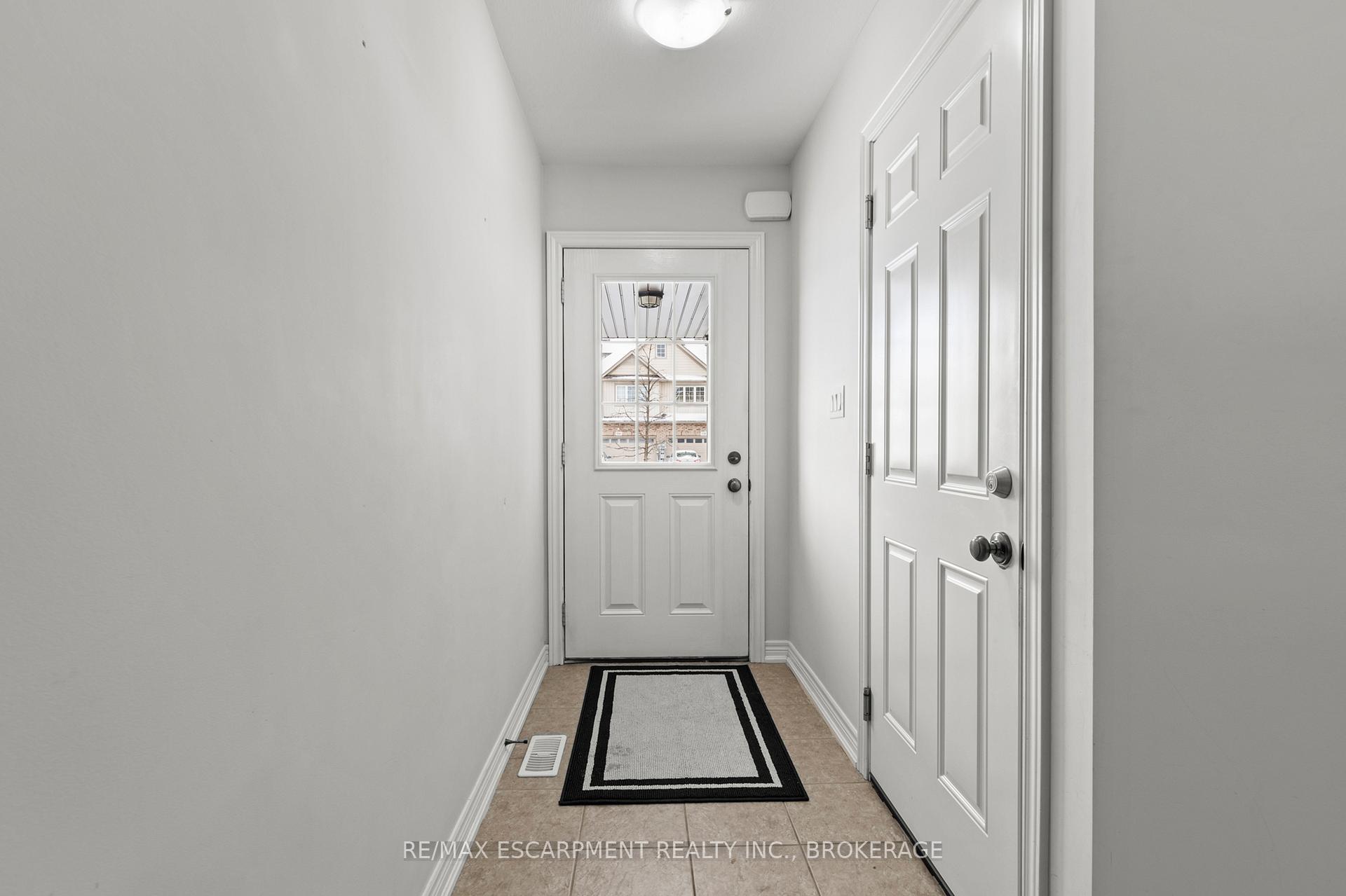 Photo 5 of Unit Main, 141 Winterberry Boulevard, Thorold, Confederation Heights — HOMEH