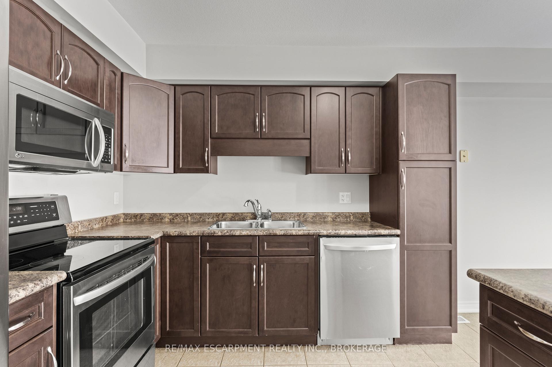 Photo 11 of Unit Main, 141 Winterberry Boulevard, Thorold, Confederation Heights — HOMEH