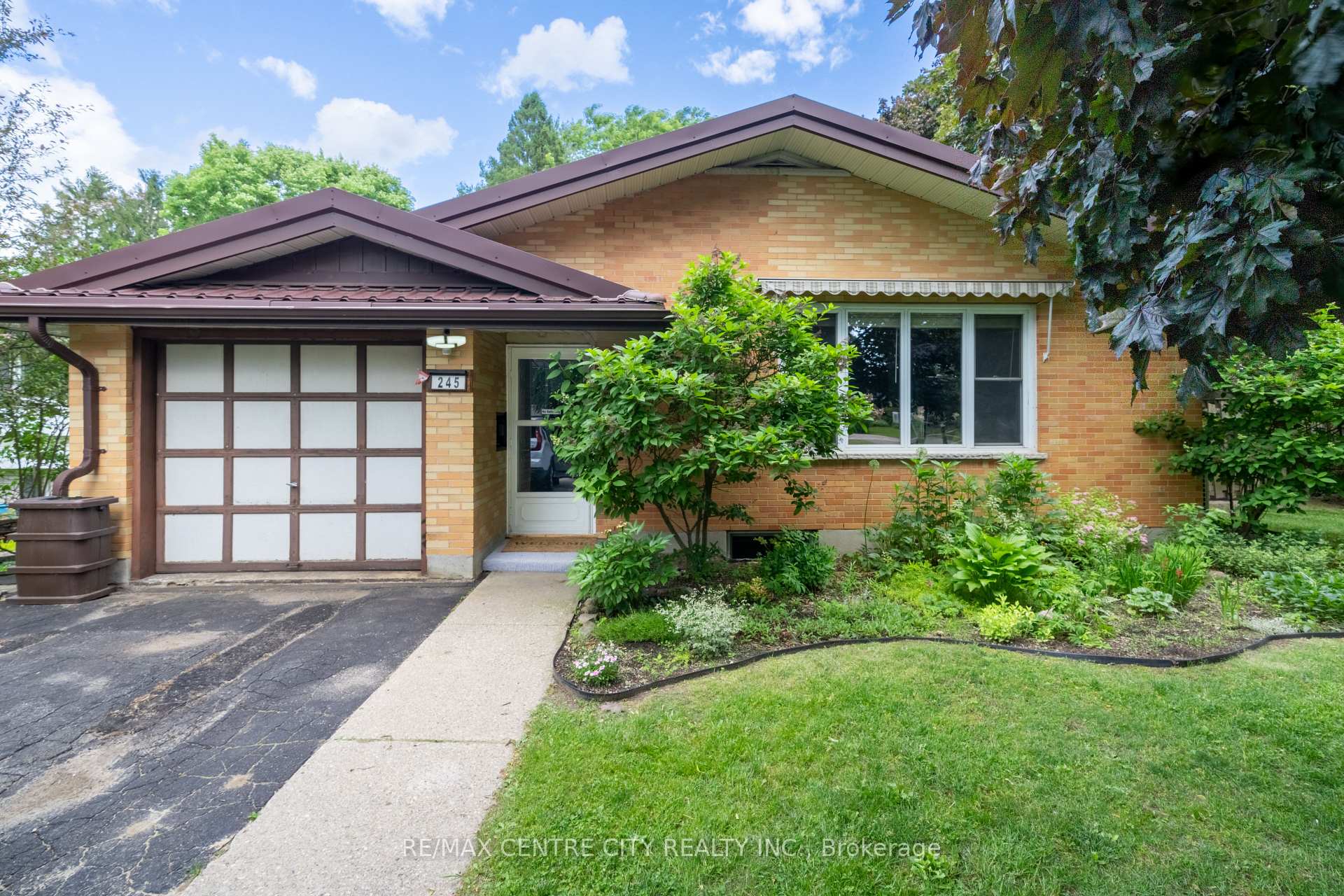 Photo 2 of 245 Dominion Street, Strathroy-Caradoc, NW — HOMEH