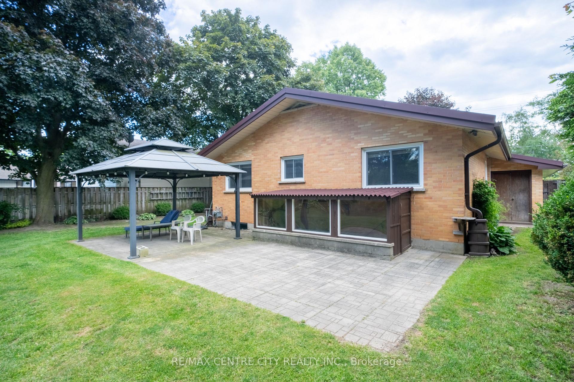Photo 3 of 245 Dominion Street, Strathroy-Caradoc, NW — HOMEH