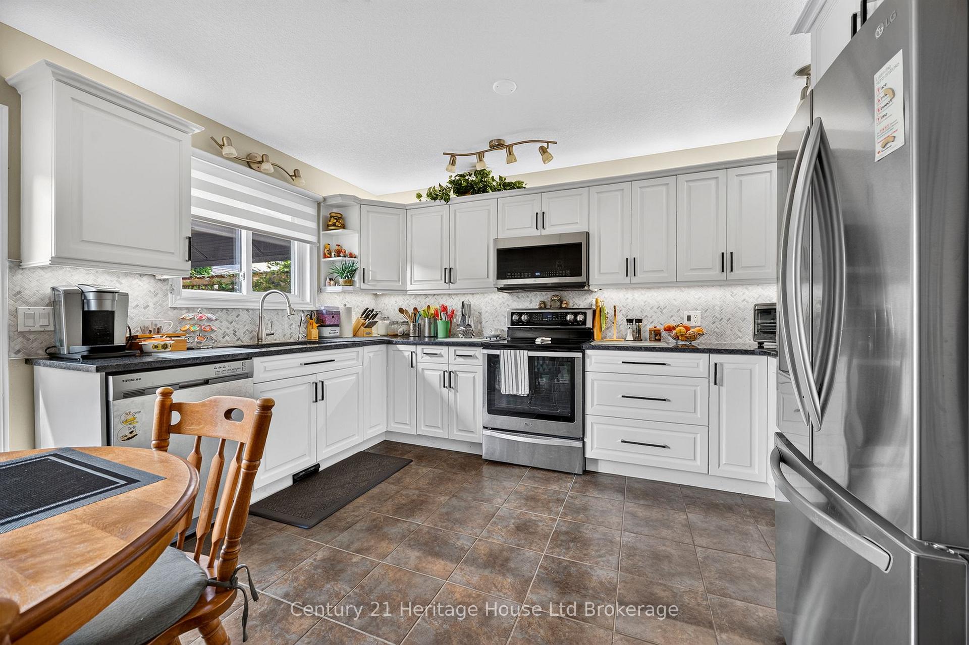 Photo 3 of 43 Beech Boulevard, Tillsonburg — HOMEH