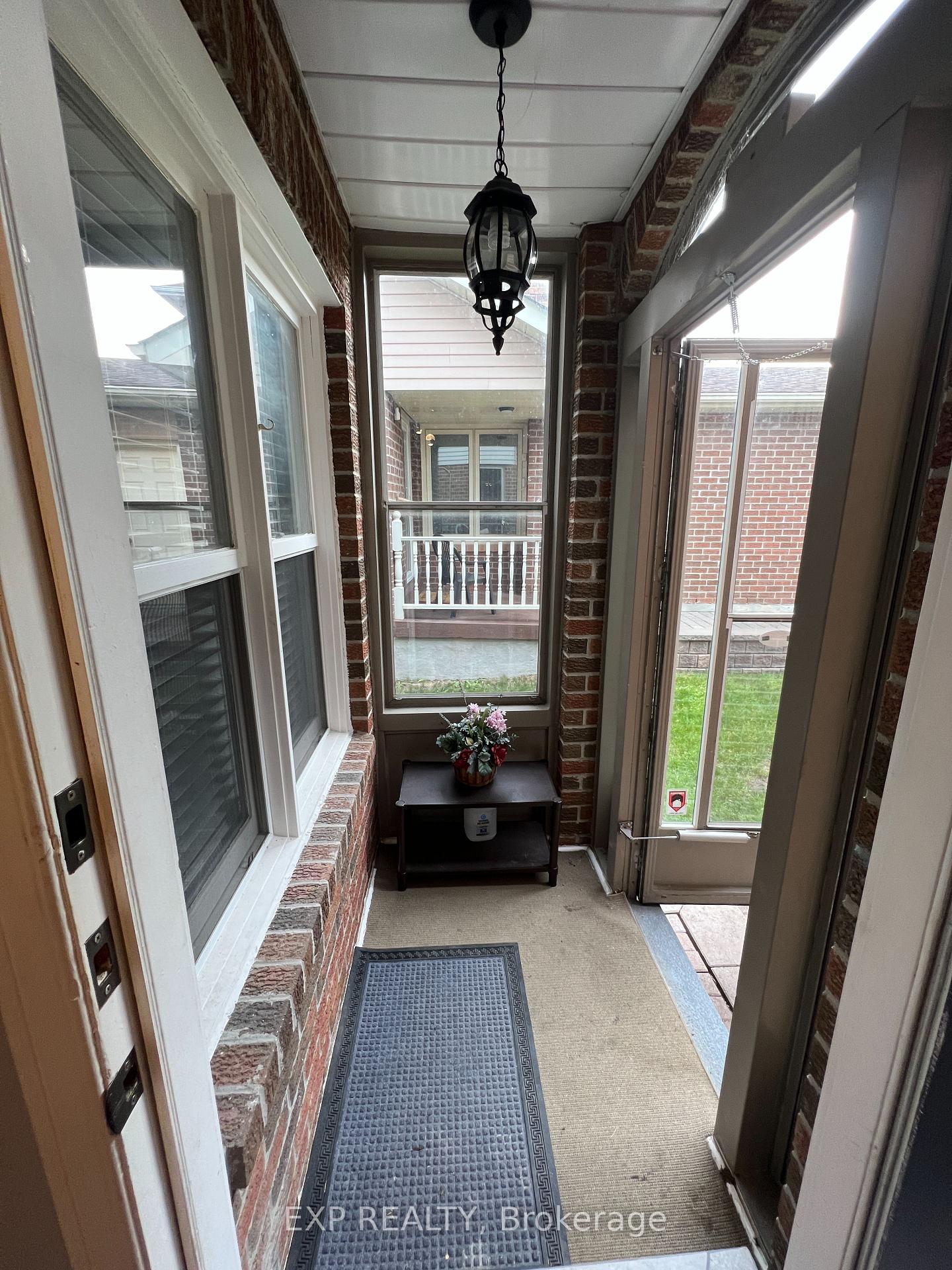 Photo 2 of 1009 Meadowridge Crescent, Pickering, Liverpool — HOMEH
