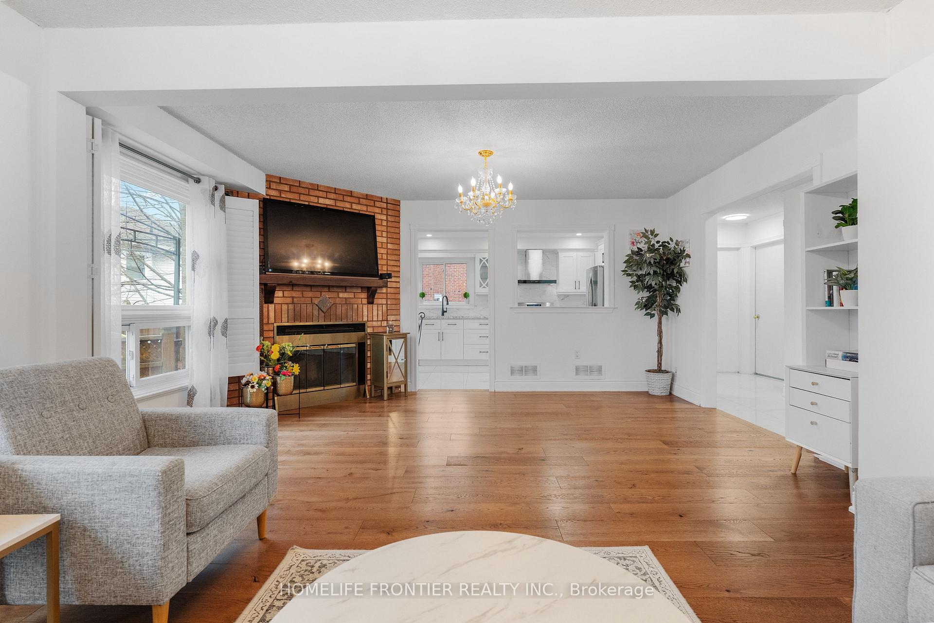 Photo 4 of 55 Attridge Drive, Aurora, Aurora Village — HOMEH