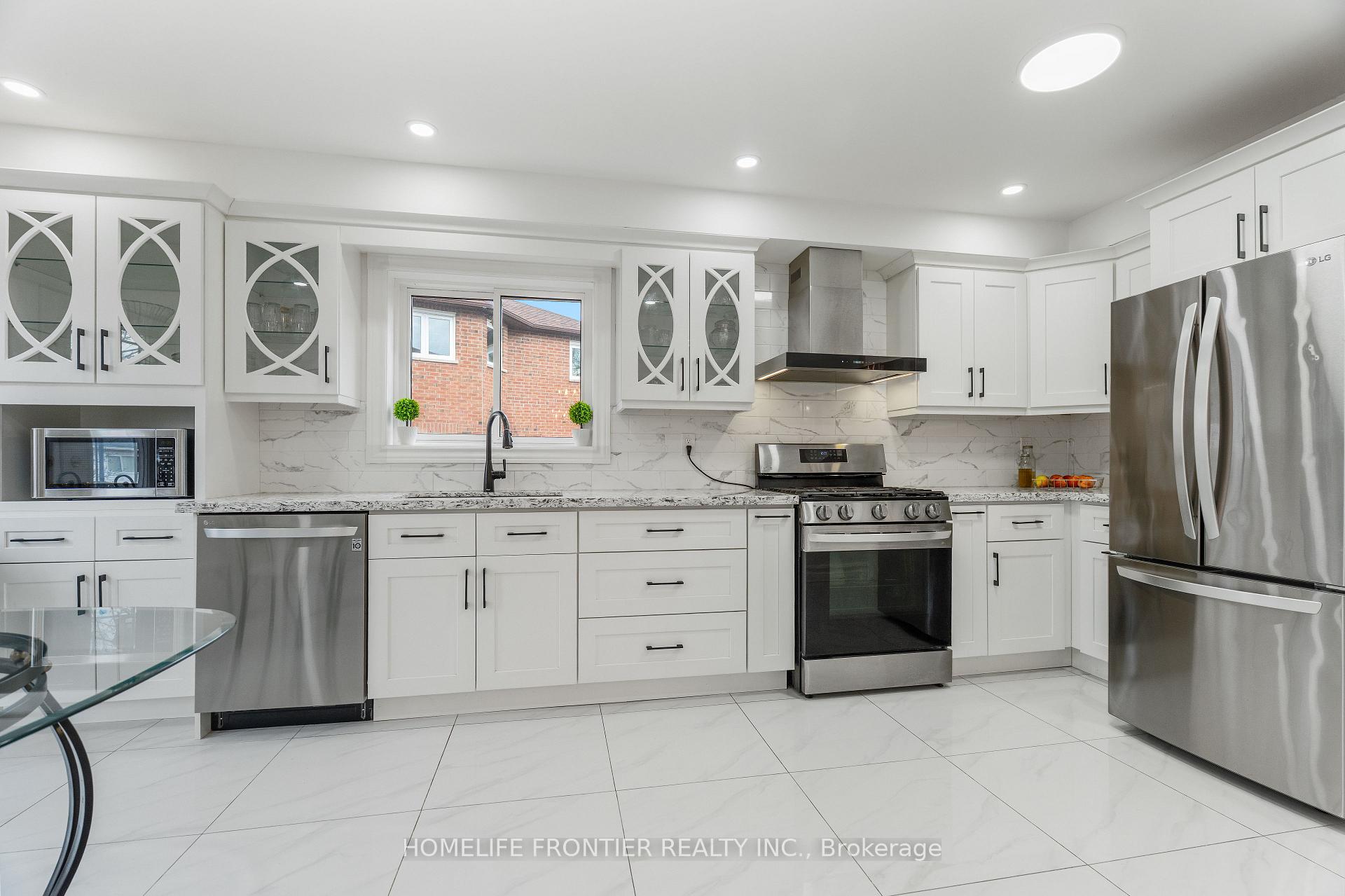 Photo 6 of 55 Attridge Drive, Aurora, Aurora Village — HOMEH
