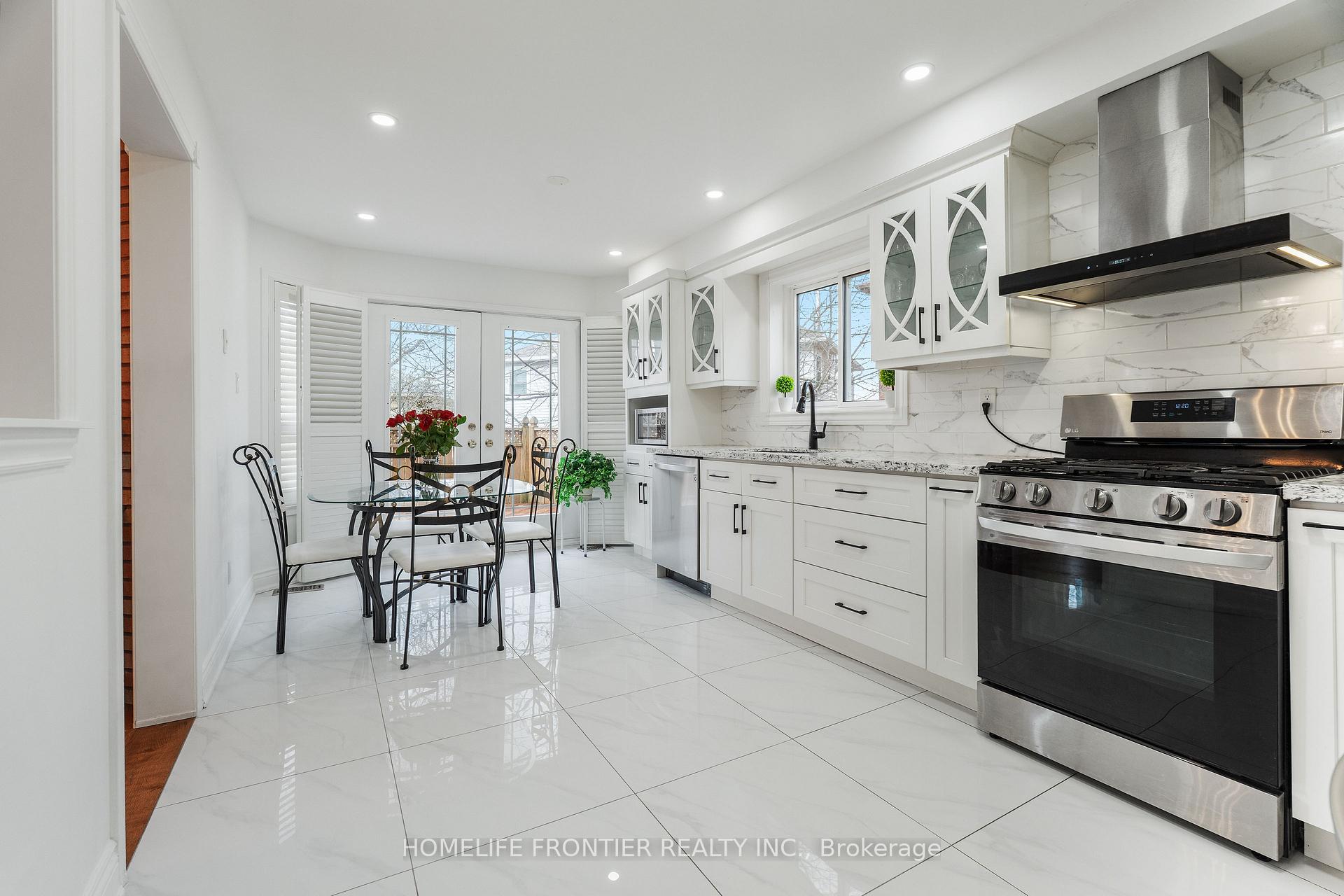Photo 7 of 55 Attridge Drive, Aurora, Aurora Village — HOMEH