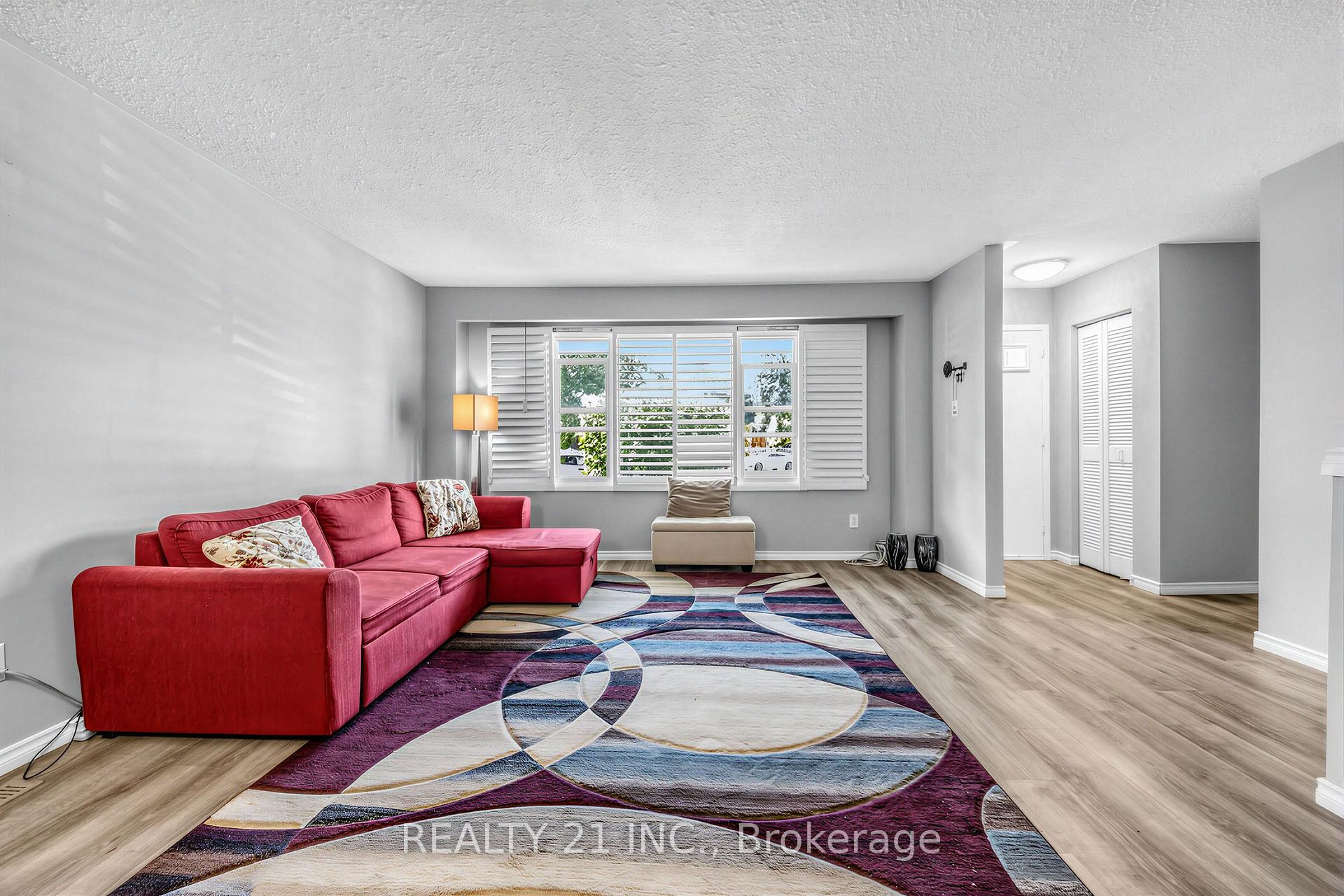 Photo 3 of 376 Vancouver Crescent, Oshawa, Vanier — HOMEH