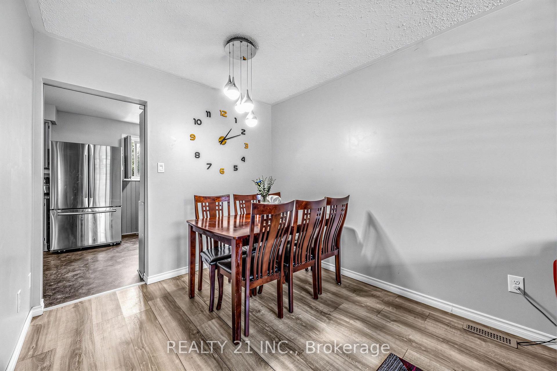 Photo 5 of 376 Vancouver Crescent, Oshawa, Vanier — HOMEH