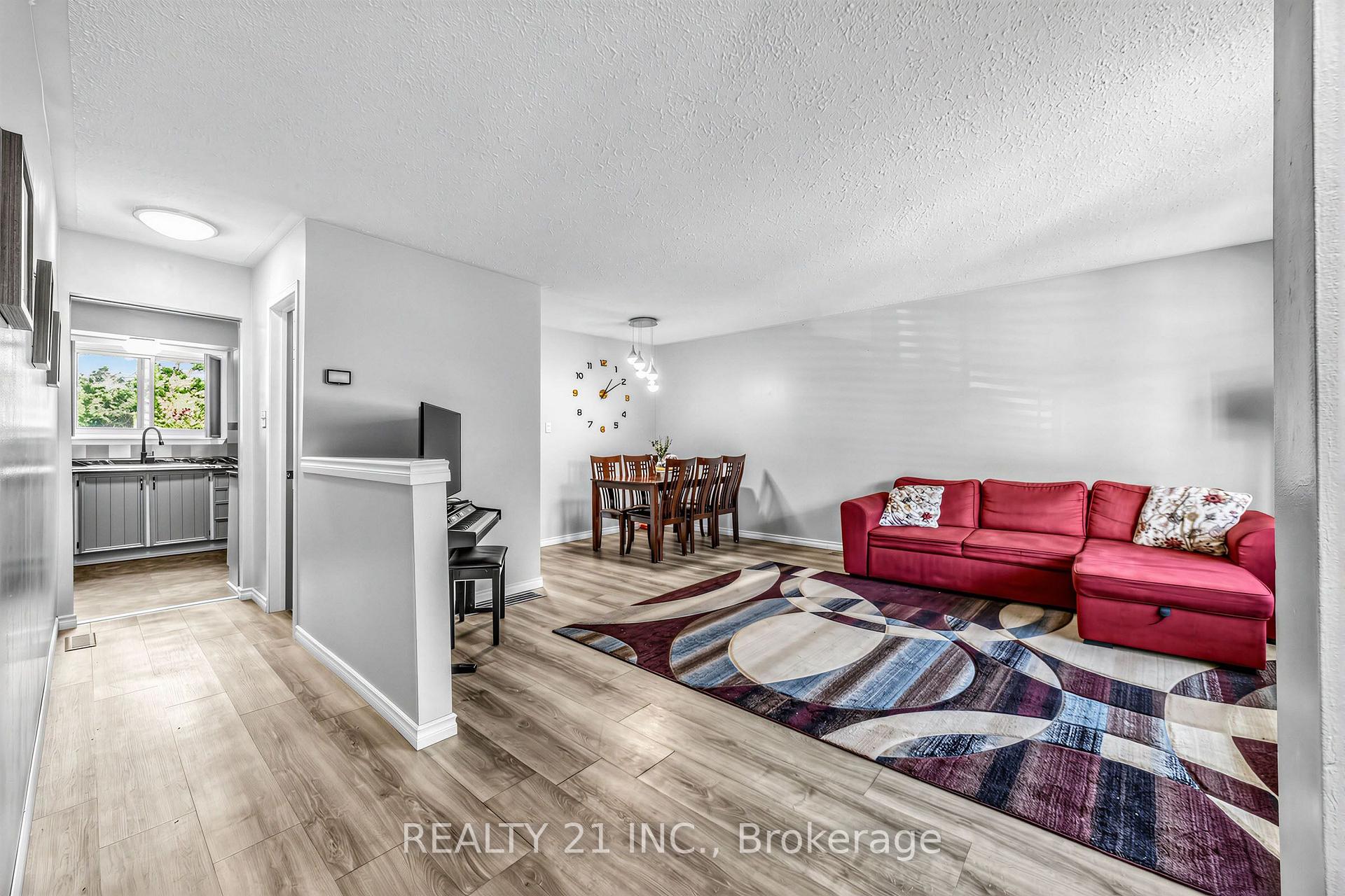 Photo 8 of 376 Vancouver Crescent, Oshawa, Vanier — HOMEH