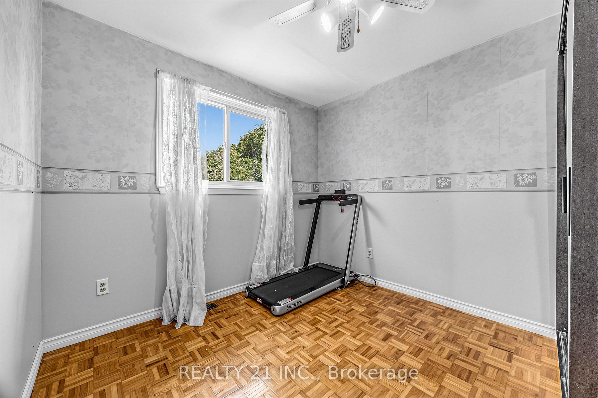 Photo 14 of 376 Vancouver Crescent, Oshawa, Vanier — HOMEH