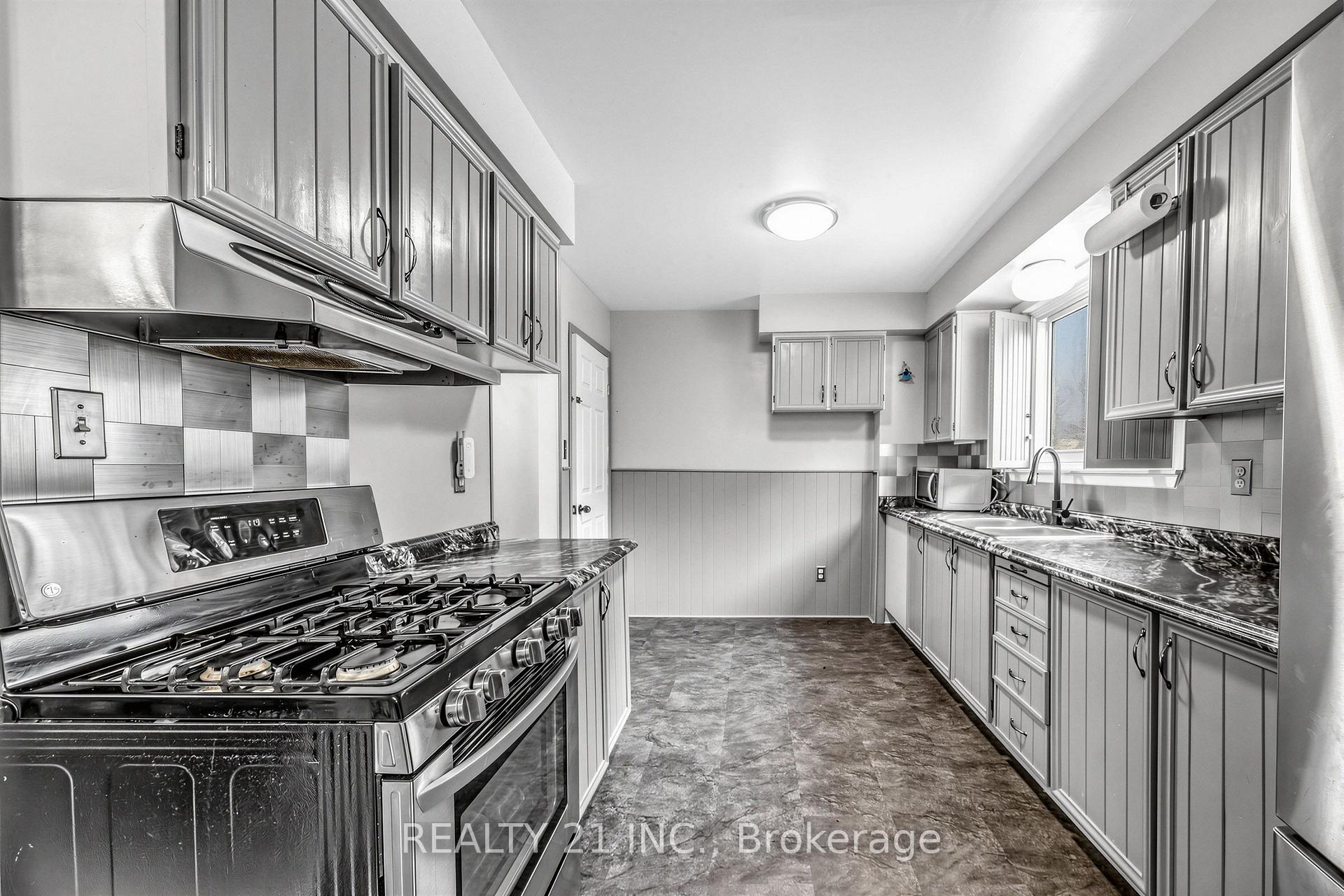 Photo 18 of 376 Vancouver Crescent, Oshawa, Vanier — HOMEH